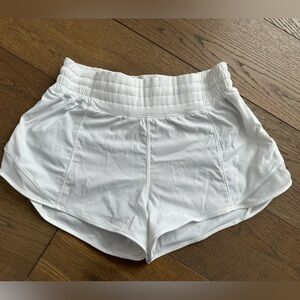 Lululemon White Hottie Hot, 2.6, size 6